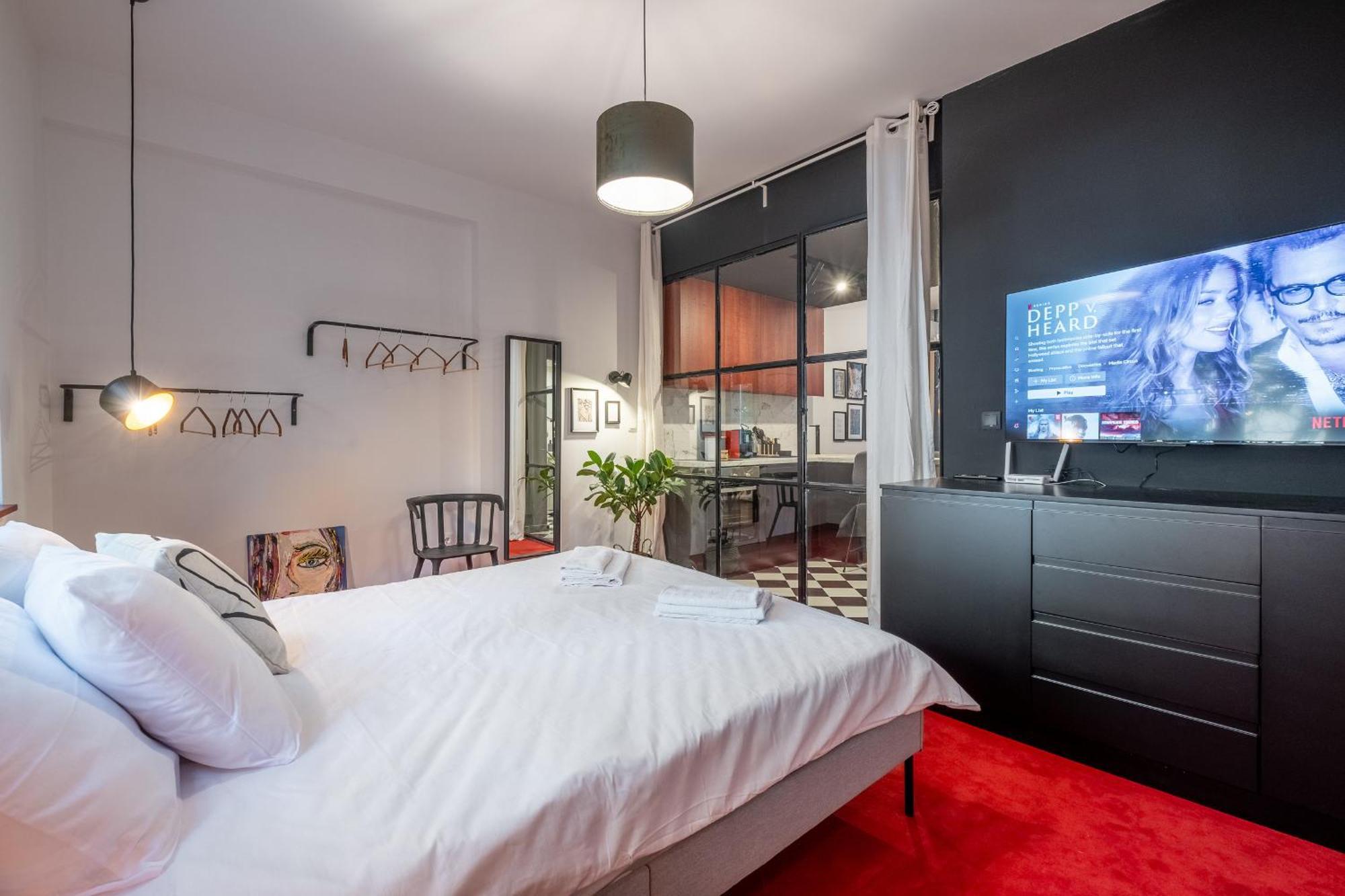 Central Art-Inspired Flat With Private Garage София Екстериор снимка